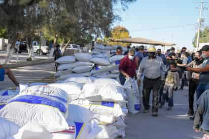 El Ayuntamiento de Gómez Palacio entregó semilla de alfalfa subsidiada, suplemento para ganado y se apoya con la vacunación gratuita del mismo así como con la entrega de nogales para sembrar. Lo anterior para fortalecer al sector productivo rural. (DIANA GONZÁLEZ)