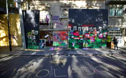 El domicilio de Andrés Roemer luce con pintas y consignas en su contra. (EL UNIVERSAL)