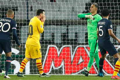 Keylor Navas festeja luego de rechazar un penal cobrado por Lionel Messi al final del primer tiempo. (EFE)