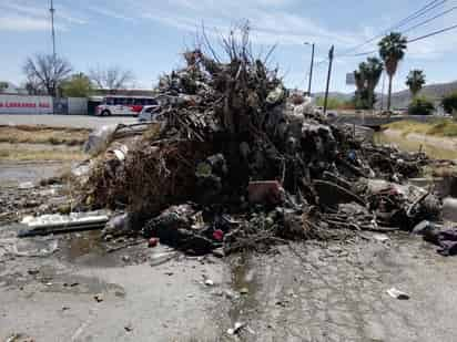 En el lugar por lo menos se pudieron observar dos cerros de basura que pudieran haberse convertido en tapones y causar desbordamientos en las colonias por donde pasan tanto el canal Santa Rosa como el ramal de menores dimensiones.
(EL SIGLO DE TORREÓN)