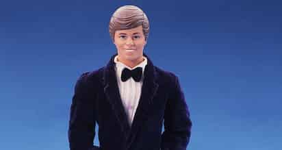 Menos popular y más joven que su novia Barbie, el muñeco Ken, que acompañó las aventuras de la muñeca más famosa del mundo, cumple este jueves 60 años y Mattel, la compañía fabricante, lo celebra con una reproducción del original de 1961. (ESPECIAL) 