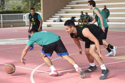 Se lucha con todo por cada balón, al acercarse los equipos hacia la recta final del calendario. (ARCHIVO)