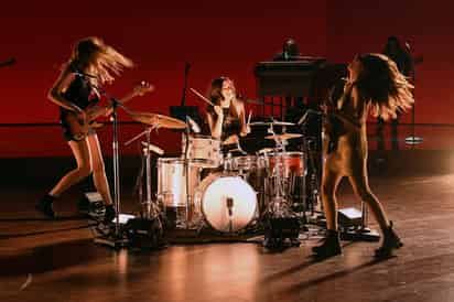 Enérgicas.  La banda HAIM motivó a la audiencia con su estruendosa presentación que sacudió el escenario y las redes sociales. 