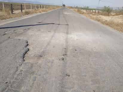 En pésimas condiciones se encuentra la carretera a Filipinas, así como el camino de acceso del ejido Flor de Mayo, de Matamoros. (MARY VÁZQUEZ)