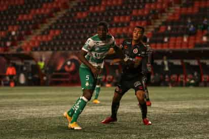 Con un sólido remate de cabeza, el ecuatoriano Félix Torres marcó el tanto de la victoria frente a los Xolos de Tijuana. (CORTESÍA SANTOS)