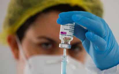 Frente a la controversia de rodea a los efectos producidos por la vacuna contra el COVID-19 de AstraZeneca, luego que desencadenara trombo en algunas de las personas en las que ha sido administrada, los expertos expresaron las posibilidades que hay de manifestar este padecimiento en distintas circunstancias y la razón por la que se ha suspendido su uso en algunas regiones alrededor del mundo. (Especial)