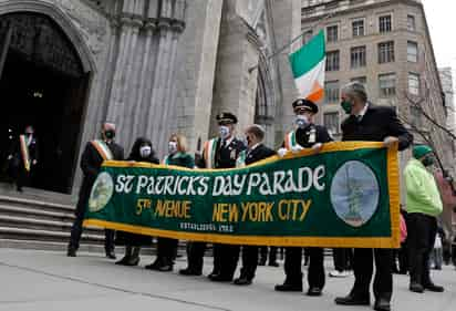 El alcalde Bill de Blasio junto con activistas de la comunidad irlandesa y efectivos de la Guardia Nacional marcharon temprano. (EFE)