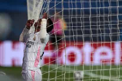 Vinicius Júnior se lamenta tras fallar una ocasión clara de gol, en el partido de la Champions del martes ante Atalanta. (AP)