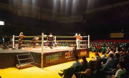 De cara al regreso de las funciones a puerta cerrada en la Arena México, la 'Nueva Generación Dinamita' recargó energías al ser parte del primer evento con público en la Arena Coliseo de Guadalajara, cartelera en la que dos de sus representantes, Sansón y Cuatrero volvieron a gozar del contacto con los aficionados tras más de un año de no tenerlo. (ESPECIAL) 