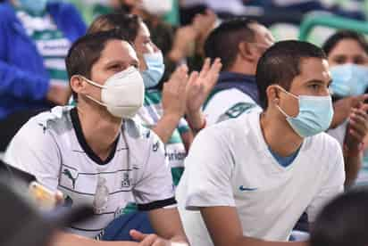 Autoridades de Torreón informaron que se reforzarán algunos aspectos del operativo de vigilancia sanitaria para el próximo juego entre el Santos Laguna y el Club León, toda vez que el Estadio Corona contará nuevamente con aficionados en el juego de este domingo 21 de marzo.
(ARCHIVO)