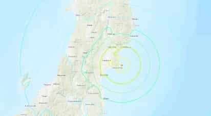 El seísmo, que registró una magnitud preliminar de 7.2 grados antes de revisarse, se produjo a las 18:09 hora local del sábado (9:09 GMT) con epicentro en el mar frente a la costa de Miyagi y a unos 60 kilómetros de profundidad, según informó la Agencia Meteorológica de Japón (JMA), que advirtió del riesgo de tsunami al detectar el temblor.
(TWITTER)