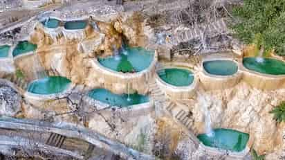 Para todos los amantes de la naturaleza, hay un lugar en México ideal para pasar días de relajación en medio de la belleza natural que caracteriza al estado de Hidalgo. Se trata de las Grutas de Tolantongo, un destino donde es posible sumergirse en enormes jacuzzis naturales de color turquesa. (Especial)