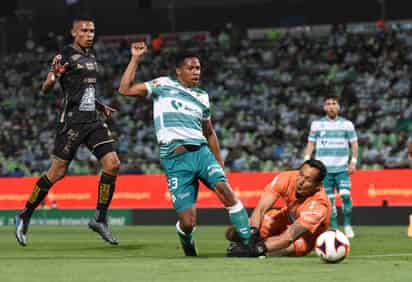 Rodolfo Cota derriba a Andrés Ibargüen en el minuto 63, pero ni Óscar Mejía ni el VAR decretan el penal a favor de los Guerreros. (JESÚS GALINDO)