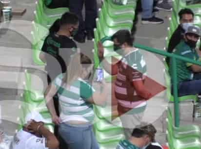 La tarde del pasado domingo durante el encuentro entre Santos Laguna y Club León correspondiente a la Jornada 12 del torneo Guardianes, se viralizó en redes sociales el emotivo momento en el que una joven anunció a su pareja que estaba embarazada. (Especial) 