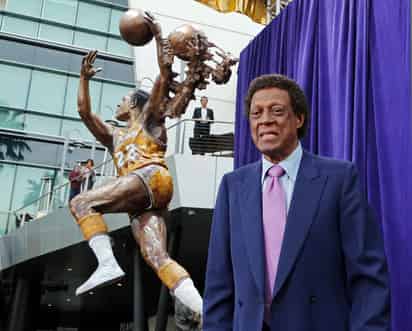 Elgin Baylor, una de las estrellas de los Lakers, falleció ayer en Los Ángeles. (ARCHIVO)