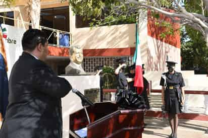 La ceremonia se realizó a las 9:30 horas en la Plaza Cívica que lleva el nombre de Colosio Murrieta y que se ubica al interior de la Facultad. (FERNANDO COMPEÁN)