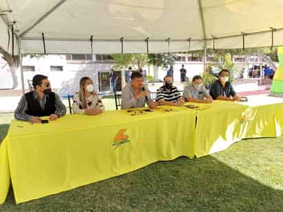 La mesa de honor fue encabezada por Carlos García, presidente del consejo que administra el tradicional club de los laguneros.