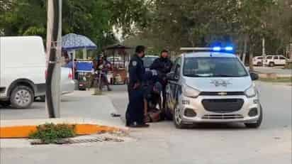 Luego de la difusión de un video en el que se ve a una mujer que muere mientras es sometida por cuatro policías de Tulum, en redes sociales señalaron que 'no murió, la mataron'. (ESPECIAL)