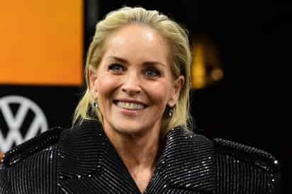 Este martes sale a venta The Beauty of Living Twice, las memorias de Sharon Stone, en las que habla de su experiencia con la muerte, revela episodios de abuso sexual cuando era menor y expone los trapos más sucios de Hollywood.  (ARCHIVO) 
