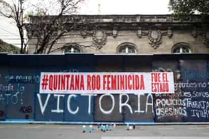 Este lunes por la tarde, la casona donde se encuentra la representación del gobierno de Quintana Roo se encuentra rodeada por una valla metálica ante las protestas de organizaciones feministas contra el asesinato de Victoria Salazar, quien fue ultimada por cuatro policías en la ciudad de Tulum cuando estos intentaban someterla. (EL UNIVERSAL)