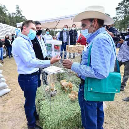 Habitantes del campo recibieron parte de los beneficios del esquema emergente de Suplemento Alimenticio para ganado. (CORTESÍA) 
