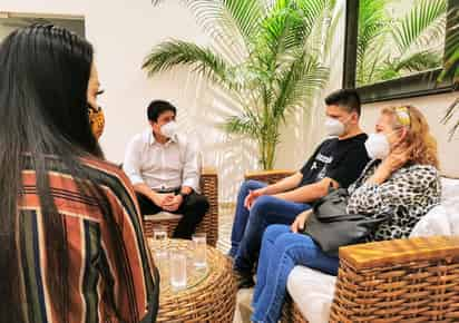 La madre y hermano de Victoria llegaron anoche al Aeropuerto Internacional de Cancún y fueron recibidos por autoridades, para después entrevistarse con el alcalde Mas Tah. (TWITTER)