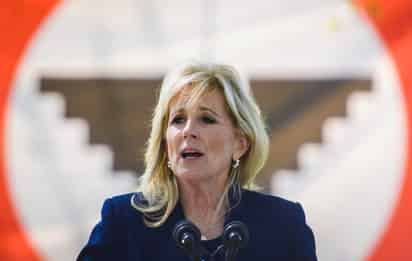 La primera dama de Estados Unidos, Jill Biden, se hizo notar en redes sociales luego de un discurso que hizo en California donde intentó decir la frase en español “sí se puede”, pero su pronunciación no fue muy buena lo cual generó varias reacciones de parte de los usuarios. (ARCHIVO)