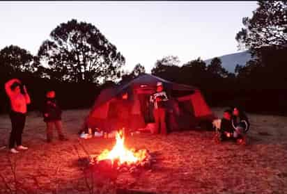 La Policía Municipal de Arteaga detuvo a siete personas por realizar fogatas en el bosque.