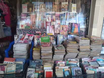 Local. Pilas de revistas, enciclopedias, así como obras de Kafka, Balzac, Restrepo y Dickens reciben al visitante en este rincón del popular Mercado Alianza.