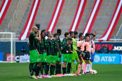 El pasado domingo en la Perla Tapatía, los jugadores de Santos Laguna, Chivas Rayadas y cuerpo arbitral, portaron narices azules. (JAM MEDIA)