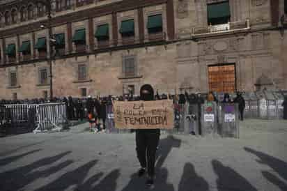 Esta martes personal de la Dirección General de Conservaduría de Palacio Nacional (DGCPN), dependiente de la Secretaría de Hacienda y Crédito Público (SHCP), inició los trabajos de restauración de las pintas que hicieron grupos sociales de Oaxaca en febrero pasado sobre la cantera de la fachada de Palacio Nacional. (ARCHIVO)