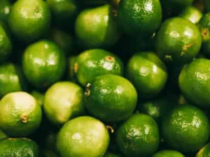 El limón aporta una gran cantidad de beneficios gracias a su alto contenido de vitamina C, misma que estimula y refuerza el sistema inmunológico, previene enfermedades infecciosas y crea defensas ante infecciones virales. Además de sus propiedades en la salud, el limón es uno de los frutos favoritos en la gastronomía por su versatilidad. (Especial)