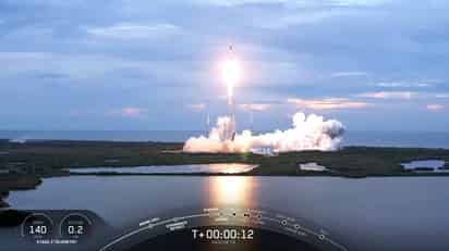 Un cohete Falcon 9 de la compañía privada SpaceX puso en el espacio otro lote de 60 satélites de la red de internet Starlink, tras lo cual una parte reutilizable aterrizó de forma exitosa sobre una plataforma en el mar. (ARCHIVO)
