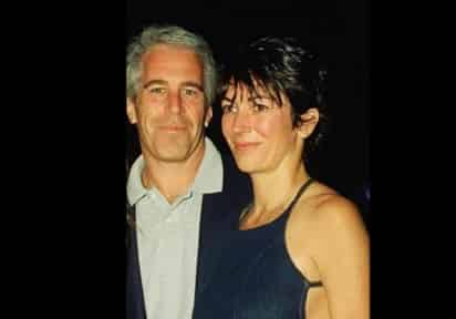 La británica Ghislaine Maxwell, supuesto brazo derecho del magnate financiero Jeffrey Epstein, se presentará ante un tribunal de Nueva York el próximo 23 de abril para la lectura formal de un cargo de tráfico sexual de menores del que fue acusada por las autoridades hace poco más de una semana. (Especial) 