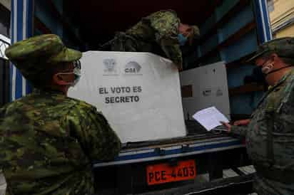 Los casi 13.1 millones de electores ecuatorianos votarán cercados por un interminable azote socioeconómico. (EFE) 