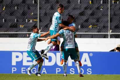 Jugadores del León celebran uno de los dos tantos de Emanuel Gigliotti (20) en la victoria de 'La Fiera' 3-1 sobre el Atlas.