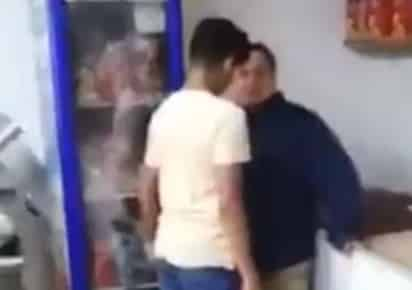 La Fiscalía de la Ciudad de México, así como la Secretaría de Seguridad Pública local, pidieron denunciar ante el Ministerio Público la agresión de la fue objeto un joven en un video que poco a poco ha circulado en Twitter y que ya acumula casi 7 mil reproducciones. (Especial)