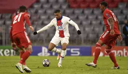 Kylian Mbappé (c) anotó dos goles en el partido de ida, que ganó el PSG 3-2 en casa del Bayern. (EFE)