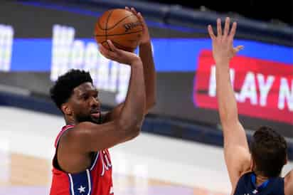 Joel Embiid anotó 36 puntos en la victoria sobre los Mavericks. (AP)