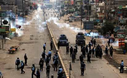 Al menos dos personas murieron y otras 40 resultaron heridas, policías casi todos, en las protestas que sacuden Pakistán por segundo día consecutivo tras la detención de un líder islamista que pide la expulsión del embajador de Francia por la polémica de las caricaturas del profeta Mahoma, según fuentes oficiales. (EFE) 
