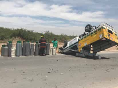 Se trata de una camioneta de la marca Nissan, color blanco con verde, la cual transportaba cerca de 25 cilindros con combustible.
(EL SIGLO DE TORREÓN)