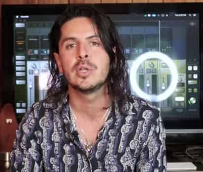 'Llevo estudiando el tarot ya cerca de diez años', dice Erik Canales, vocalista de la banda mexicana Allison, quien explica que, dejará por unos días su guitarra eléctrica para ofrecer un taller, en donde leerá los signos zodiacales, las cartas astrales y ayudará a que las personas encuentren su camino a la felicidad. (Especial)