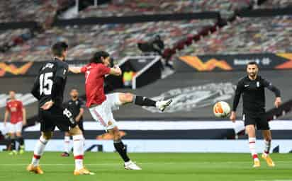 Un gol de Edinson Cavani amplía la ventaja del Manchester United, que tiene un 0-3 en el global, ante el Granada en Old Trafford. (EFE)
