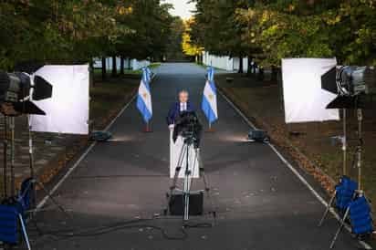 El presidente argentino Alberto Fernández ratificó el viernes que seguirán vigentes hasta el 30 de abril la suspensión de las clases presenciales en los centros educativos y otras restricciones que ha aplicado para atajar un brote de COVID-19, las cuales han generado un fuerte rechazo del alcalde de Buenos Aires. (ARCHIVO) 