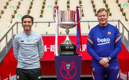 Marcelino García Toral (i), técnico del Bilbao, y Ronald Koeman, entrenador del Barcelona, posan junto a la Copa del Rey, por la cual jugarán hoy en el estadio La Cartuja, en Sevilla. (EFE)