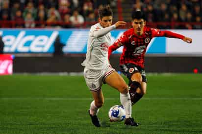 Con ambos equipos urgidos por la victoria, Chivas recibirá hoy en el estadio Akron a los Xolos de Tijuana. (ARCHIVO)