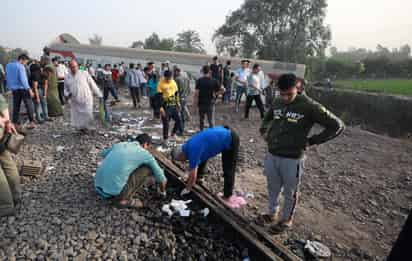 Un tren de pasajeros se descarriló el domingo al norte de la capital de Egipto, dejando al menos 11 personas muertas y casi 100 heridos, dijeron las autoridades. (EFE)