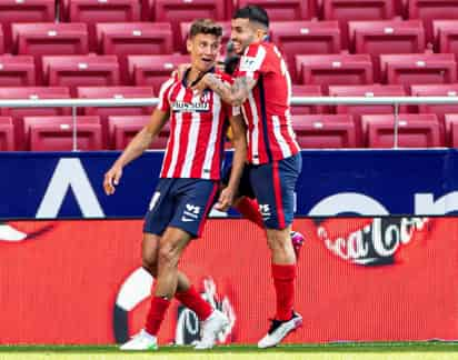 Marcos Llorente (i) y Ángel Correa (d) marcaron dos tantos cada uno, en la goliza del Atlético de Madrid 5-0 sobre Eibar. (EFE)