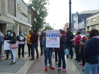 Fue la mañana de hoy que personal administrativo y médico protestaron afuera de las oficinas centrales de la Secretaría de Salud del Estado, ubicadas en la calle Guadalupe Victoria de la Zona centro en Saltillo para exigir ser incluidos en el padrón de vacunación. (EL SIGLO COAHUILA)