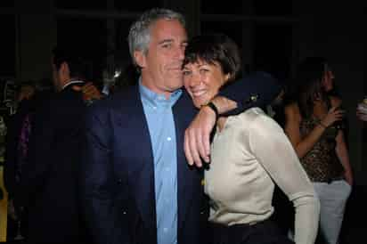 Ghislaine Maxwell, considerada el brazo derecho del difunto magnate Jeffrey Epstein, se declaró este viernes inocente de los nuevos cargos de tráfico sexual que se le imputan, en una breve vista celebrada en una corte de Manhattan, la cual supuso su primera comparecencia en persona. (ESPECIAL) 